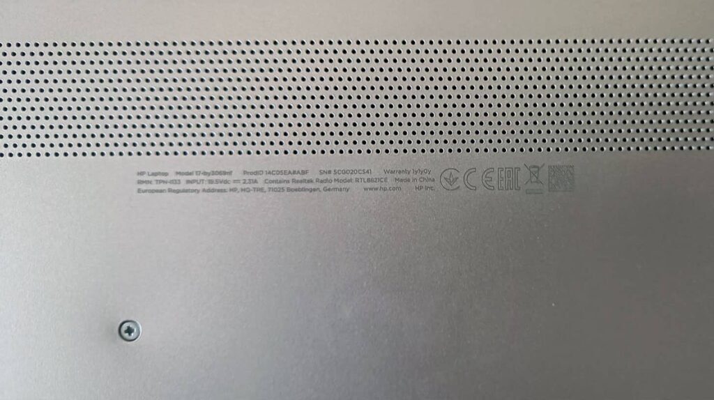 coque arrière d'un pc portable avec numéro de série et modèle de l'ordinateur