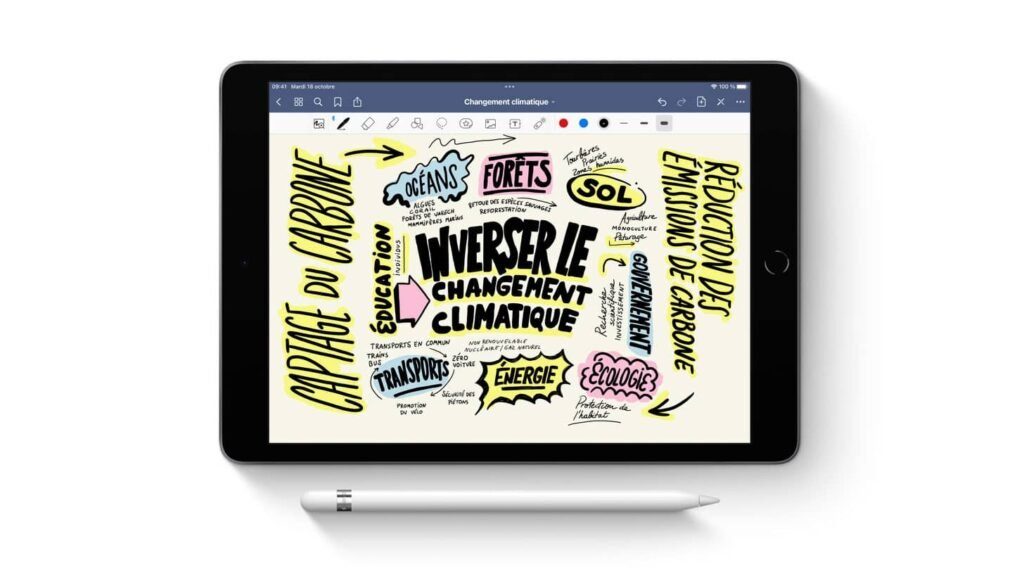 un iPad avec en dessous un style Apple 1ère génération