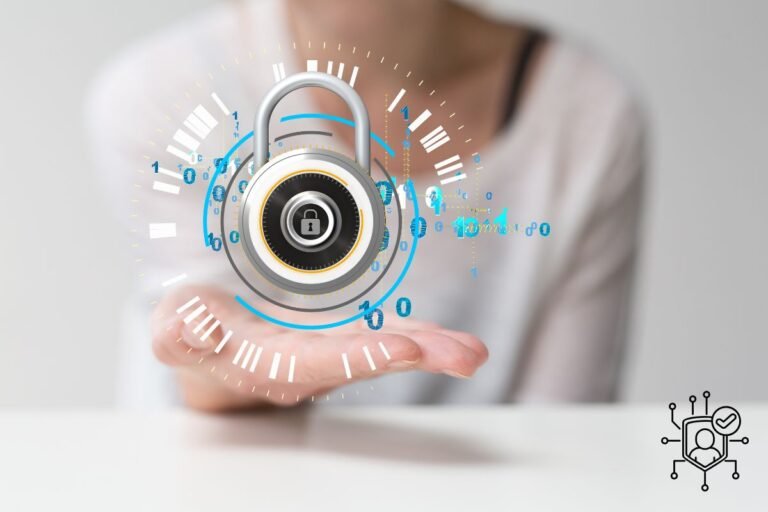 une femme avec sur sa main un cadenas représenant une authentification MFA