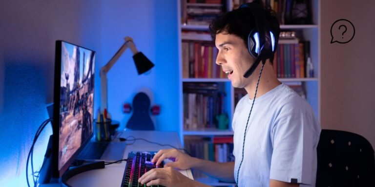 un jeune homme façe à son jeu vidéo sur son ordinateur avec un écran gamer