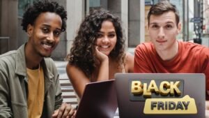 3 étudiants heureux sur leur pc portables tout neuf acheté en black friday