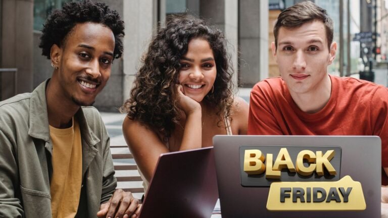 3 étudiants heureux sur leur pc portables tout neuf acheté en black friday