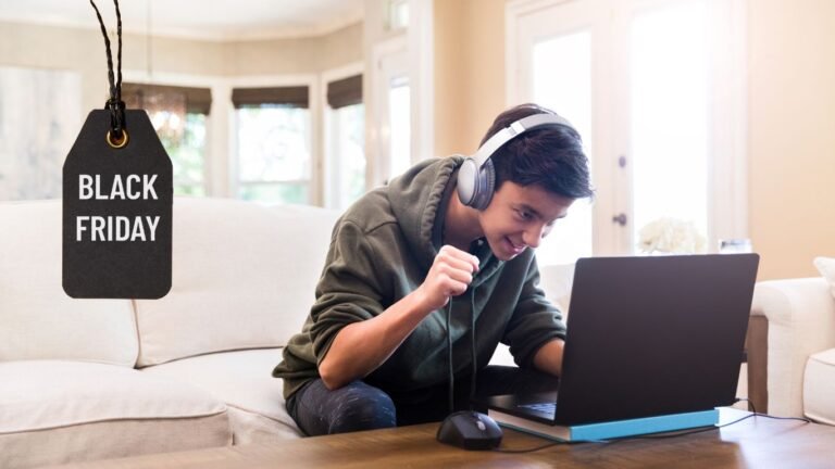 un joueur avec un casque sur la tête qui joue sur son ordinateur portable gaming dans son salon