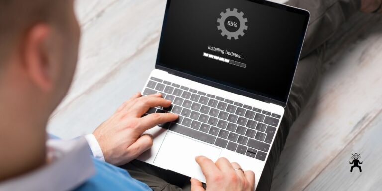 un ordinateur portable qui se met à jour pendant que quelqu'un l'utilise.