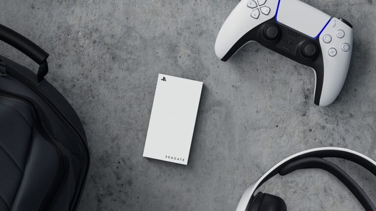 un disque dur seagate 2to game drive pour playstation sur une table avec un casque et une manette de jeu