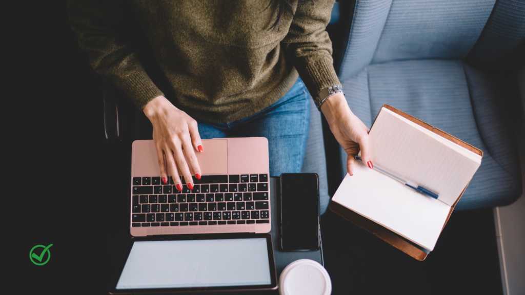 Comment bien choisir un PC portable en fonction de son usage ? 2 une femme d'affaire avec un petit pc portable 14" sur les genoux. Elle est dans les transports en communs